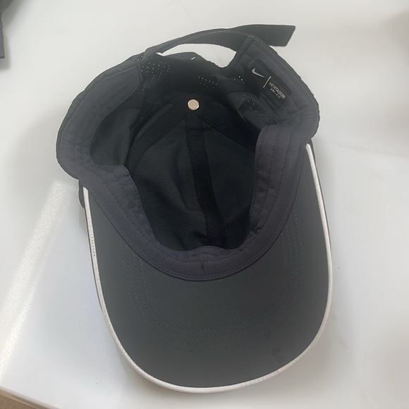 Nike - Picture 2 of 6